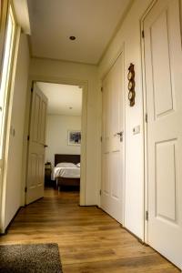 een hal met een kamer met een bed en een deur bij KRAB160 in Sint Annaland