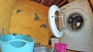 El AmparoにあるCountry private studioの洗濯機(シンクの横)