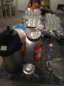 Arapongas的住宿－Pousada Castelo Branco，一张桌子上放着一大堆罐子和食物