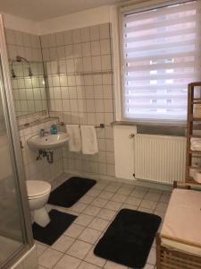 リューネブルクにあるFachwerkhaus in der Altstadtのトイレと洗面台のあるバスルーム +31枚の写真