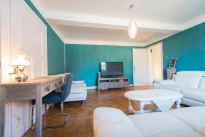 ein Wohnzimmer mit einem Sofa und einem Tisch in der Unterkunft Appartement T3 Aux Deux Cigognes Gries in Gries