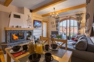 Televízia a/alebo spoločenská miestnosť v ubytovaní Apartamenty Stylowe Zakopane