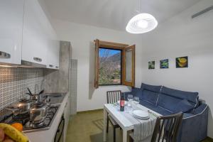 een keuken met een bank en een tafel in een kamer bij Casa Loreto, Agerola in Agerola