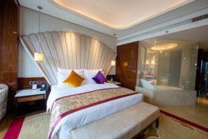 Katil atau katil-katil dalam bilik di Chengdu CYNN Hotel