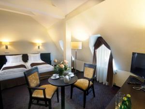 Televízia a/alebo spoločenská miestnosť v ubytovaní Hotel Senator