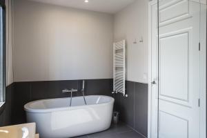 A bathroom at Casagrand Luxury Suites Barcelona