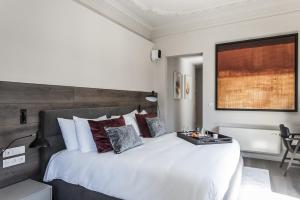 A bed or beds in a room at Casagrand Luxury Suites Barcelona