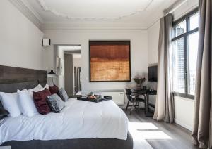 A bed or beds in a room at Casagrand Luxury Suites Barcelona