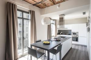 A kitchen or kitchenette at Casagrand Luxury Suites Barcelona