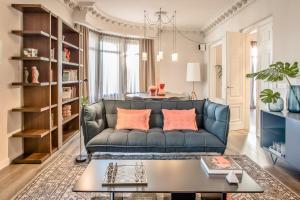 A seating area at Casagrand Luxury Suites Barcelona