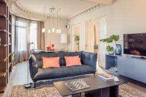A seating area at Casagrand Luxury Suites Barcelona