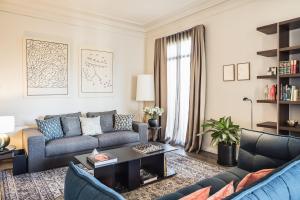 A seating area at Casagrand Luxury Suites Barcelona