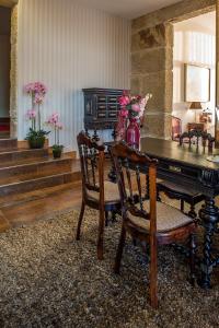 a dining room with a table and chairs and a piano at Casa Altamira in Espadanedo