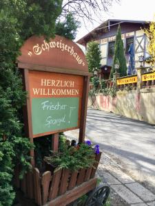 Una señal para una posada Herbwell Williams con flores en Schweizerhaus, en Meißen