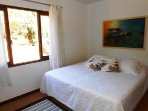 佛羅安那波里的住宿－Casa em Santo Antônio de Lisboa，一间卧室设有一张床和一个窗口