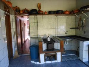 Dapur atau dapur kecil di Casa em Santo Antônio de Lisboa