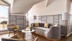 uma sala de estar com um sofá e cadeiras em Gran Hotel Inglés - The Leading Hotels of the World em Madri