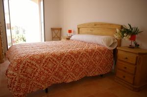 ein Schlafzimmer mit einem Bett, einer Kommode und einem Fenster in der Unterkunft Apartamentos Concha del Mar in Sagunt