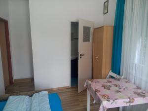 mały pokój z łóżkiem i małym stołem w obiekcie Pokoje Rybacka 5 w mieście Krynica Morska