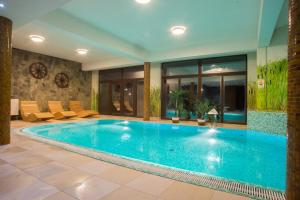 duży basen w budynku z basenem w obiekcie Hotel Karino Spa w Polańczyku