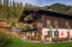 a house with flowers on the side of it at Brotzeitalm in Pfarrwerfen