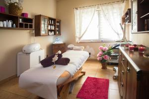 Pokój szpitalny z 2 łóżkami i oknem w obiekcie Hotel Karino Spa w Polańczyku