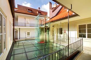 einen leeren Balkon eines Hauses mit Glasboden in der Unterkunft Three Storks in Prag