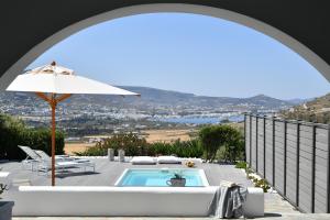 Výhled na bazén z ubytování Azzurro Bianco Suites nebo okolí