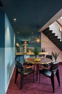 ブダペストにあるStories Boutique Hotelのダイニングルーム(テーブル、椅子付)
