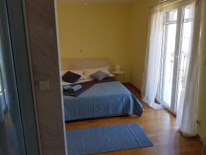 BrijestaにあるVilla Ivaのベッドと大きな窓のある寝室