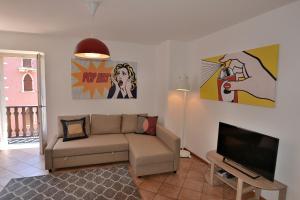 トッリ・デル・ベーナコにあるPop Art Apartmentのリビングルーム(ソファ、薄型テレビ付)