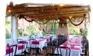 a room with tables and chairs with pink tablecloths at Apartamentos Concha del Mar in Sagunto