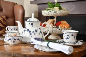 Příslušenství pro přípravu čaje a kávy v ubytování The Swan Hotel, Alresford