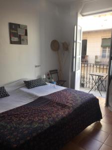 Un dormitorio con una cama y un balcón. en Ferienwohnung im Zentrum, en Alicante 20 fotos más