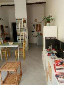 - un salon avec une table, une table et des chaises dans l'établissement Casa del Cioccolatte, à Gênes