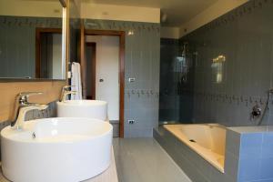 A bathroom at Palazzo Cinque Greenview Még 8 kép