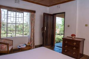 Jacaranda Lake Elementaita Lodge客房内的一张或多张床位