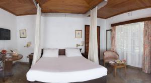 Jacaranda Lake Elementaita Lodge客房内的一张或多张床位