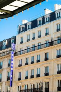 um edifício com uma placa de rua em frente em Timhotel Opera Madeleine em Paris