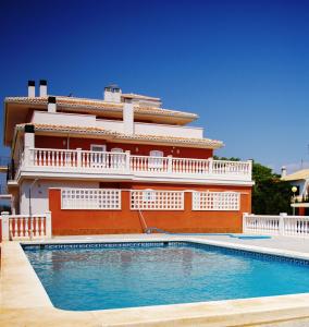 Bazén v ubytování Apartamentos Concha del Mar nebo v jeho okolí