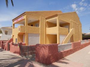 プエルト・デ・マサロンにあるApartamentos Taravilla P26の黄色の建物