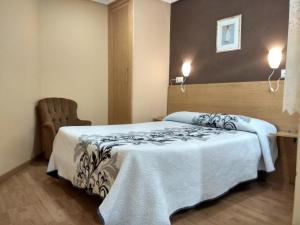 オウレンセにあるHostal Lidoのベッドルーム1室(白い毛布付きのベッド1台付) +37枚の写真