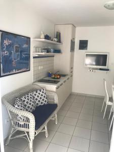 una sala de estar con una mesa y una silla en APARTMENT L.A., en Tivat
