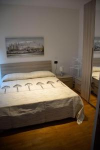 una camera da letto con un letto e un dipinto sul muro di Dream Apartment a Toscolano Maderno