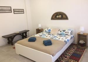 - une chambre avec un lit et 2 serviettes bleues dans l'établissement Casa4Casa, à Palerme