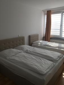 two twin beds in a bedroom with a window at Hotel Central Hannover in Hannover