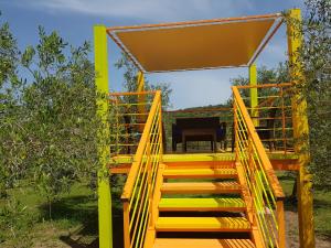un conjunto de escaleras que conducen a un cenador en Il Sogno di Alghero - Adults Only en Alghero