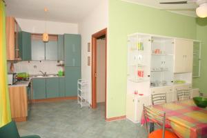 a kitchen with a table and a dining room at Appartamenti Calliope e Silvia, Giardini Naxos in Giardini Naxos