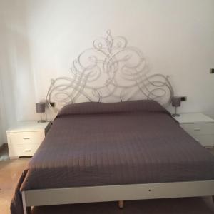 a bed with a metal headboard in a bedroom at Seaside Apartment in Monterosso al Mare