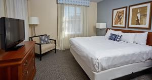 Un pat sau paturi într-o cameră la Hotel 24 South